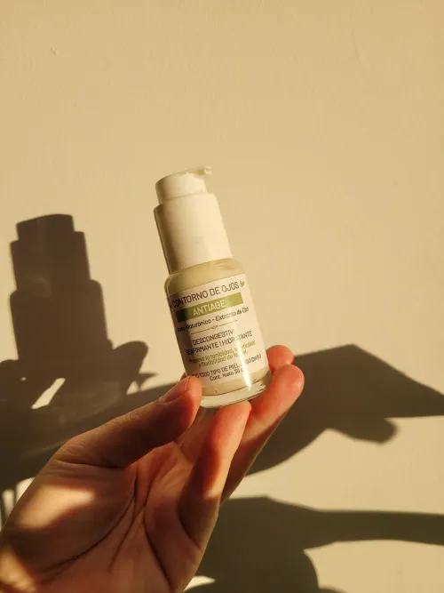 Contorno de ojos con Hialurónico y Extracto de CBD