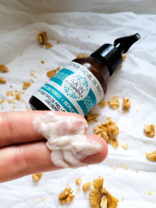 Exfoliante facial y corporal de cáscara de nuez