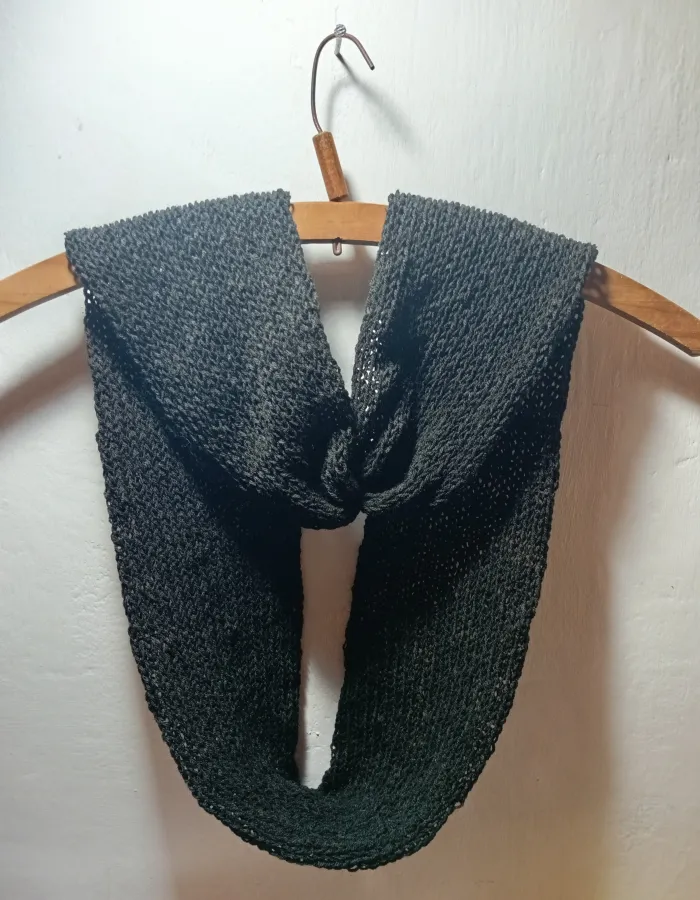 Cuello infinito negro de lana 2