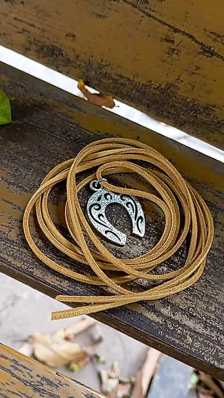 Lazos de gamuza (collar) 4