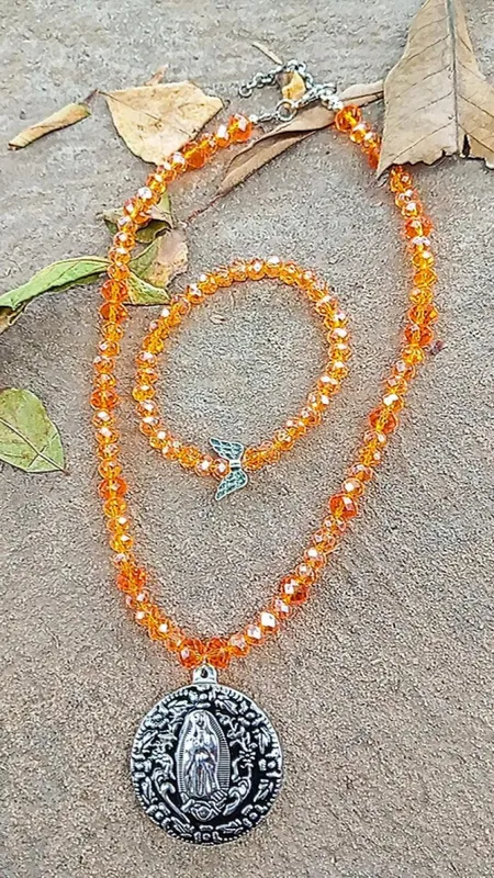 Collar cristal Roca y medalla de virgen de lourdes