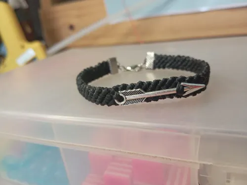 Pulsera macramé nudo diagonal con dije flecha