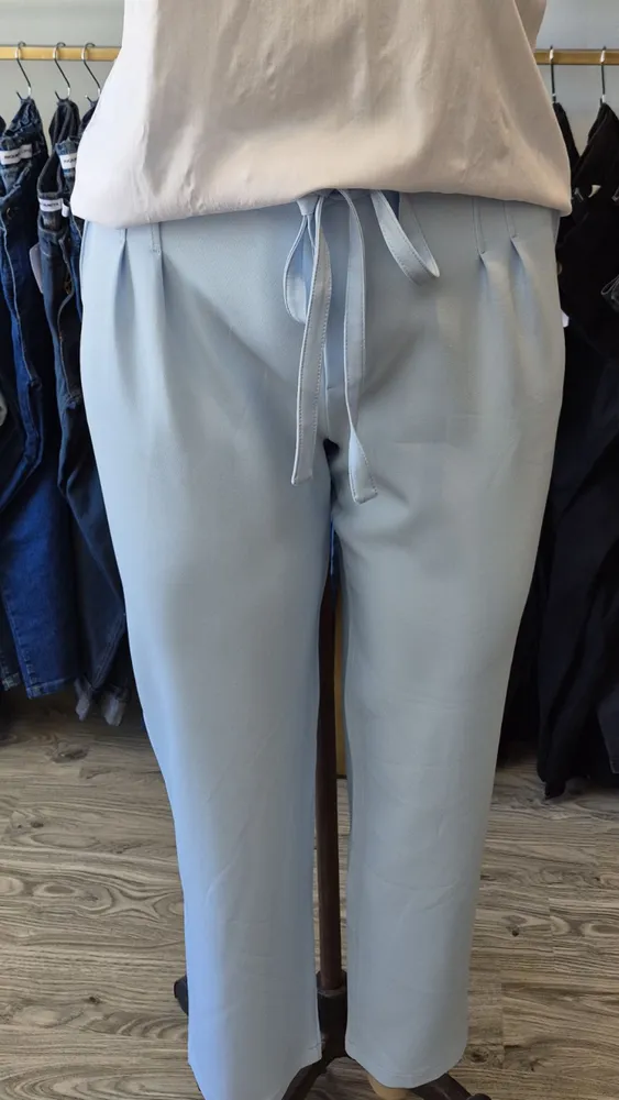 Pantalón sastrero recto, con lazo