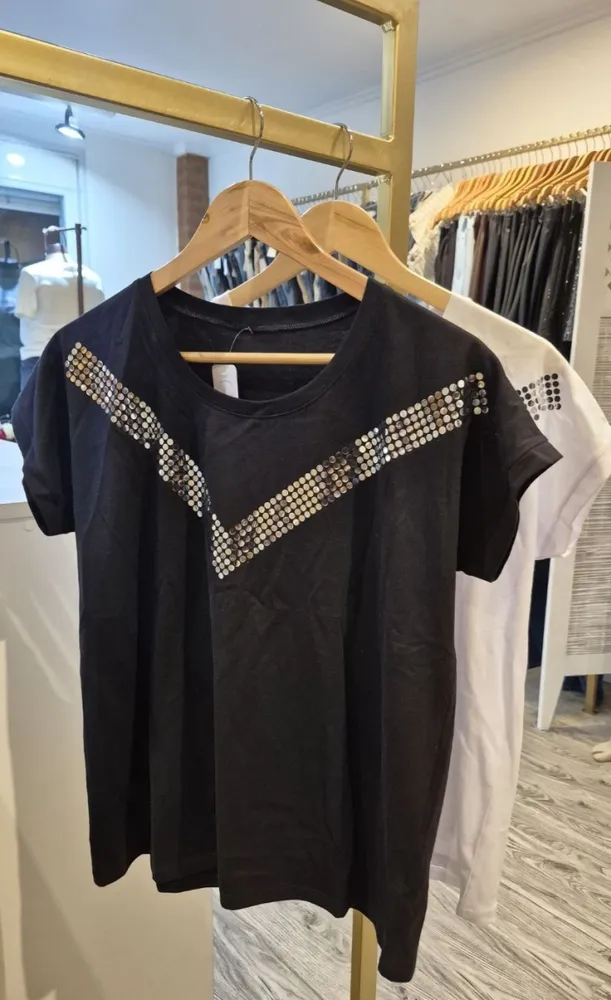 Remera algodón con aplique de brillos