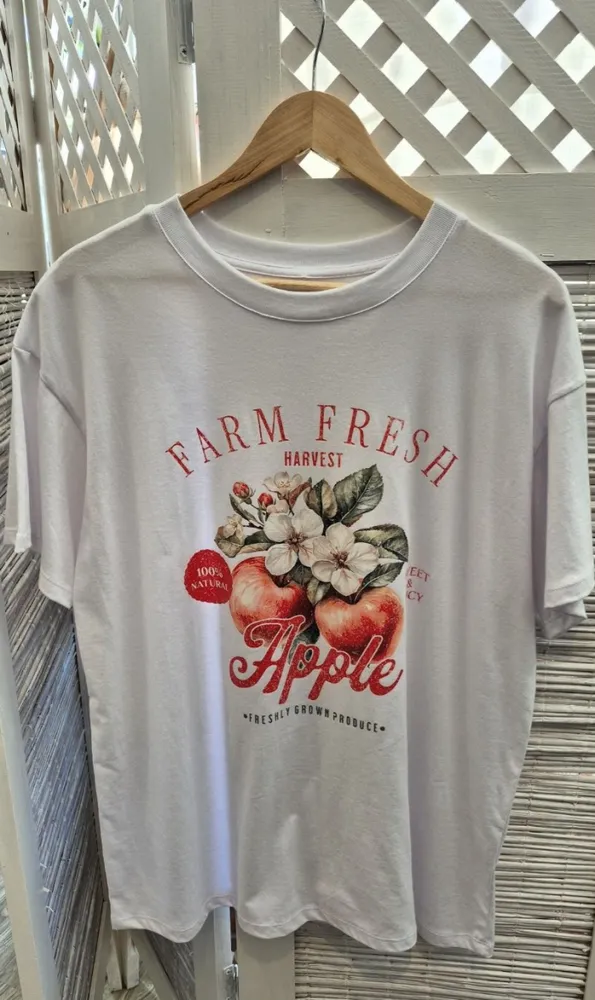 Remera algodón premium, con estampa manzanas