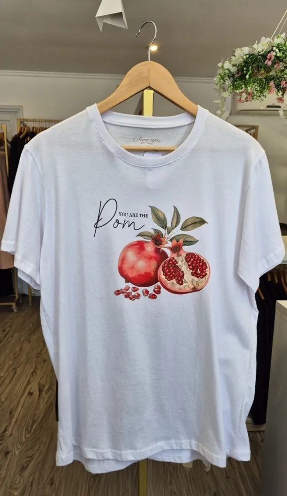 Remera algodón premium, con estampa granada