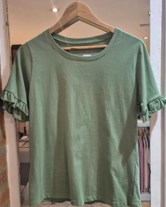 Remera con volado en mangas