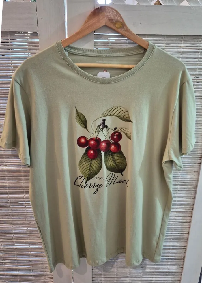 Remera algodón premium, con estampa cerezas 