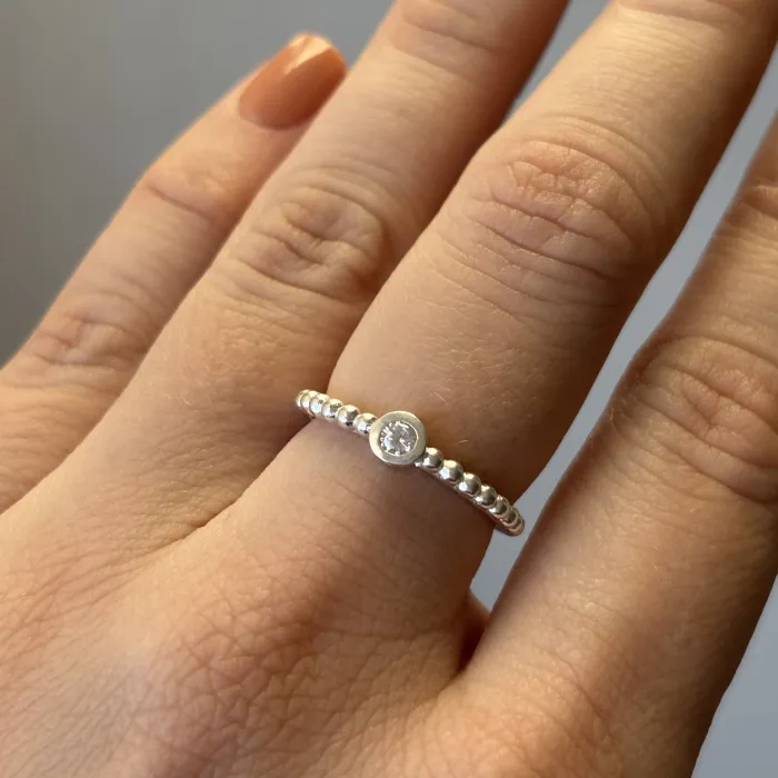 Anillo bolitas c/piedra