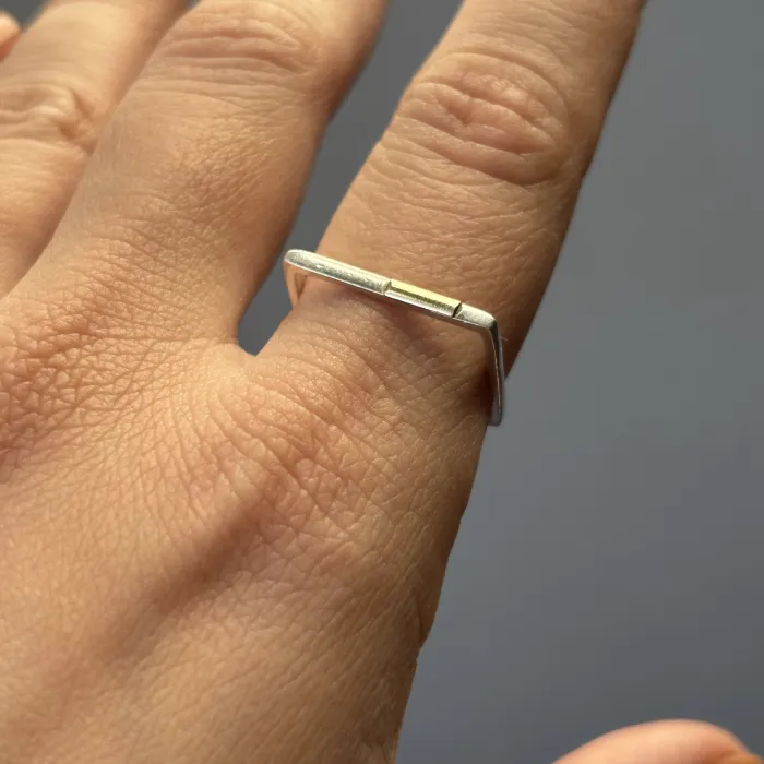 Anillo Cuadrado liso con detalle en oro