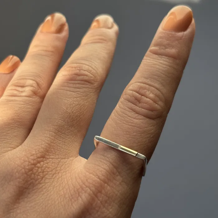 Anillo Cuadrado liso con detalle en oro 2