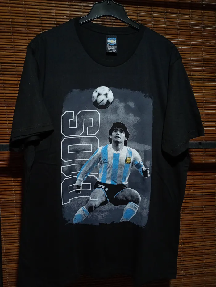 REMERA NEGRA DIEGO ARMANDO MARADONA D1OS