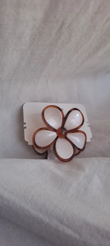 Broche de flor hawaiano 