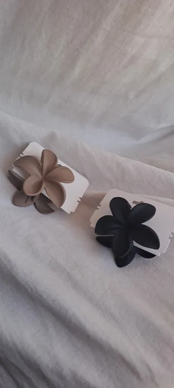 Broche de flor liso 