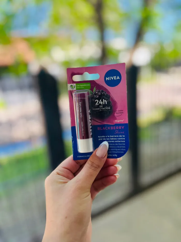 BÁLSAMO LABIAL NIVEA “BLACKBERRY SHINE” 💜