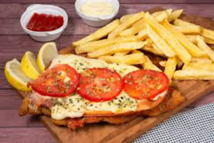 MILANESA NAPOLITANA CON PAPAS FRITAS.
