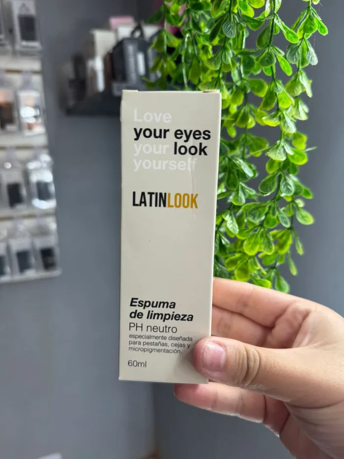 Lash shampoo. cejas y pestañas