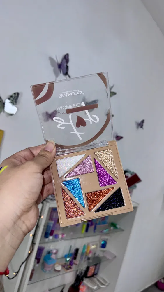 Uñas, maquillaje, accesorios 
