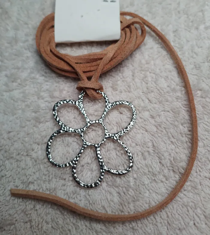 Chocker de Flor con Cordón de Cuero