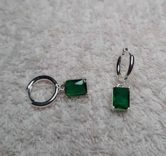 Aros de Acero Blanco con Piedra Verde