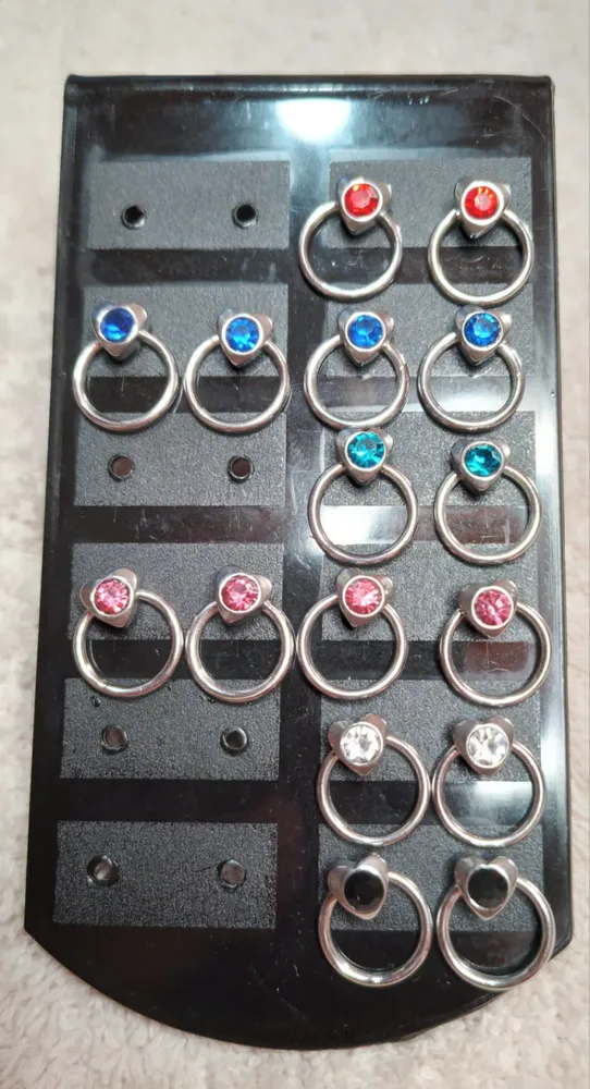 Aros de acero quirúrgico con piedras de colores