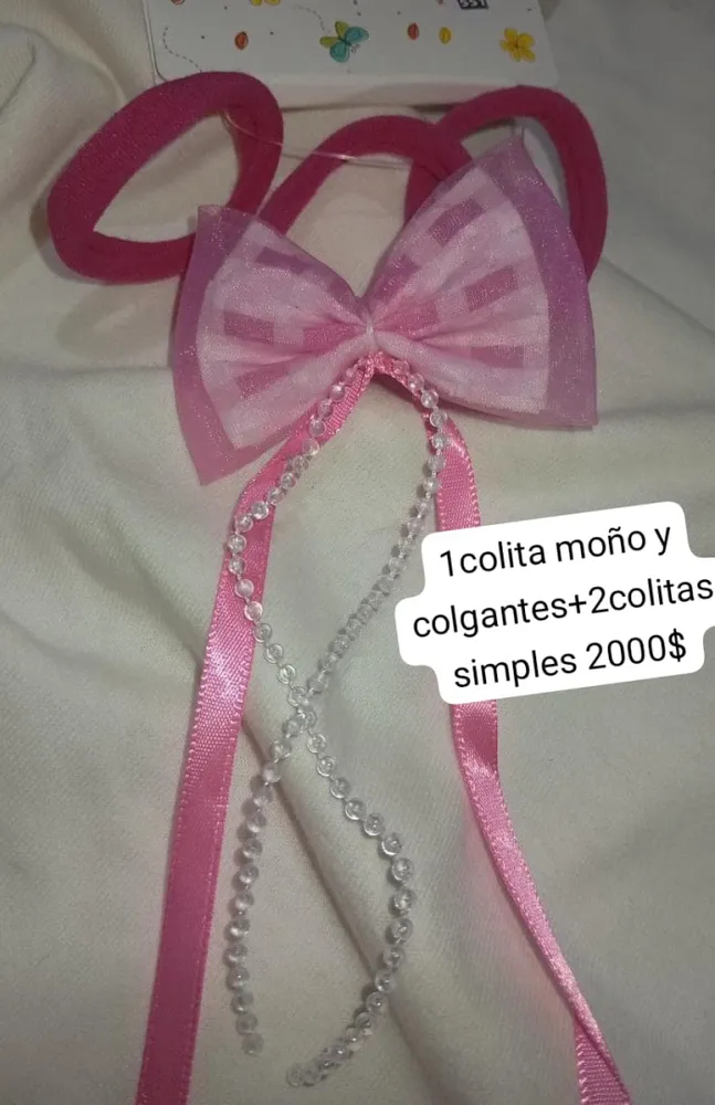 Colita moño con colgantes y colitas simples