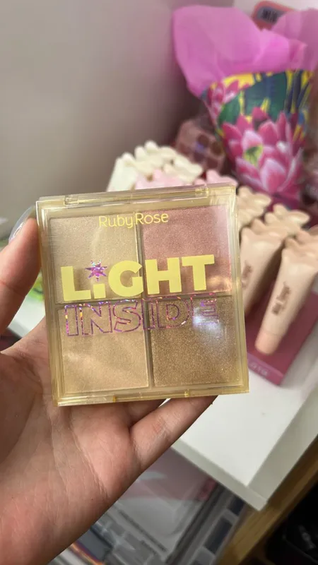 Cuarteto de sombras Ruby Rose
