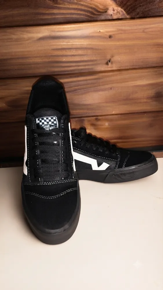 Vans V
