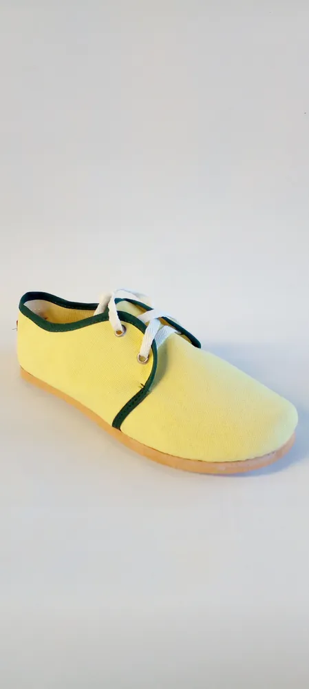 Alpargatas con cordones color amarillo