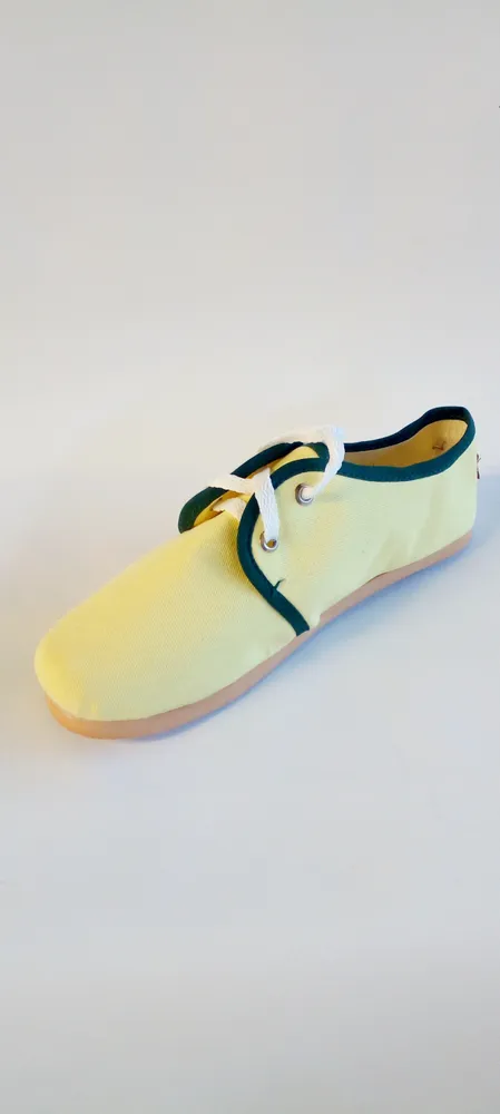 Alpargatas con cordones color amarillo 2