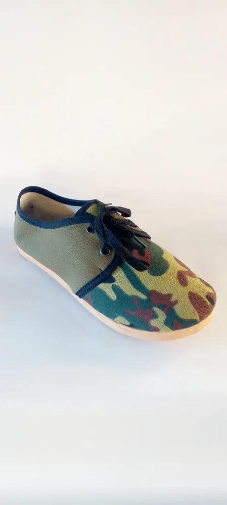Alpargatas con cordones. Camuflado verde