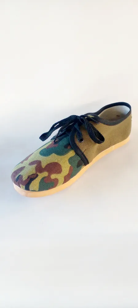 Alpargatas con cordones. Camuflado verde 2