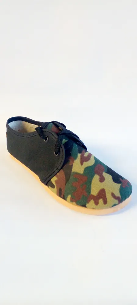 Alpargatas con cordones. Camuflado verde y negro