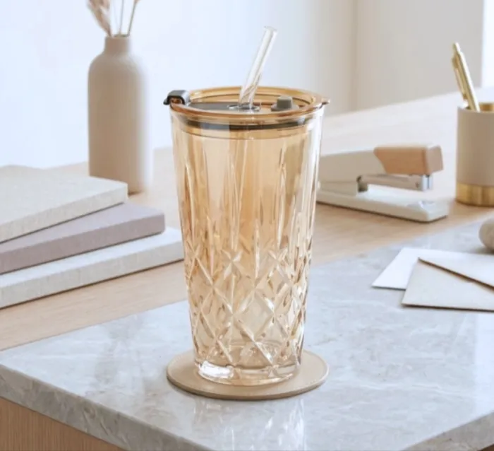 Vaso de vidrio ambar con sorbete