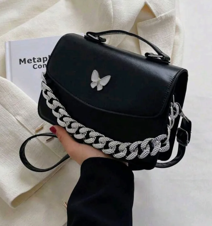 Cartera Negra con cadena (decoración de mariposa)