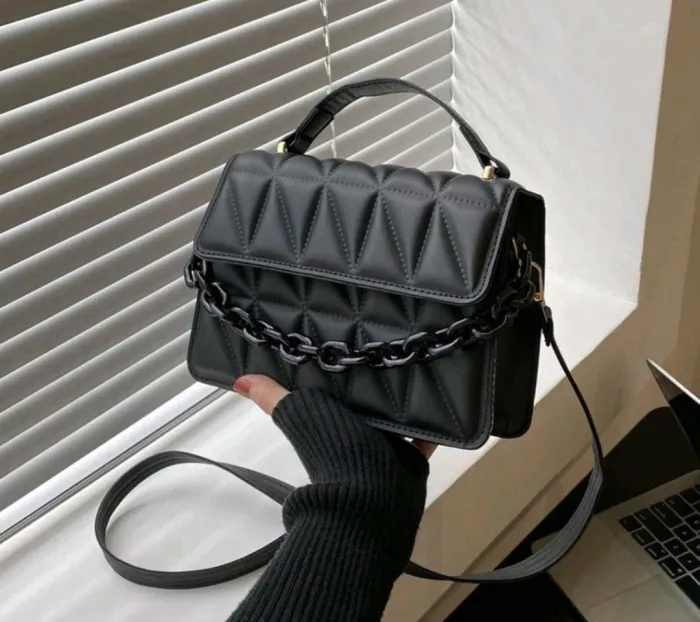 Cartera con cadena Negra