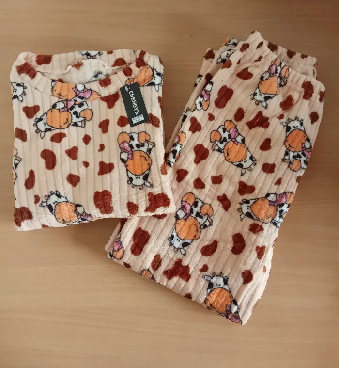 Pijamas de Plus para un Descanso Cálido. 