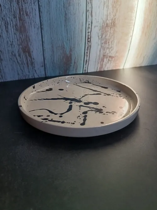 Plato de cerámica con borde 