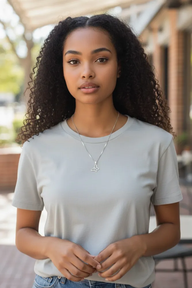 Collar de Plata con Diseño de Mariposa 2