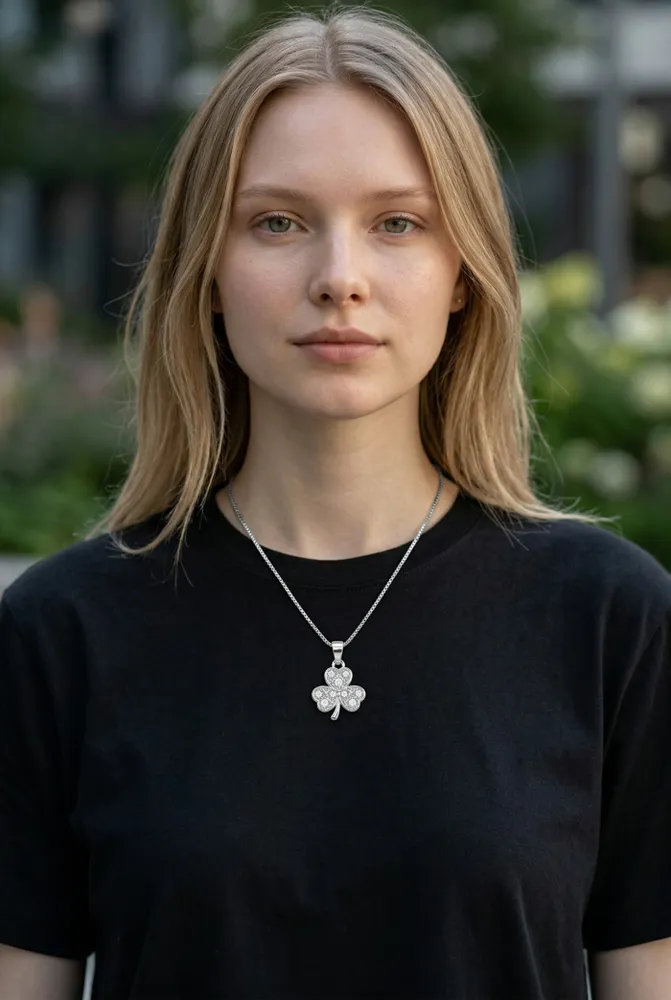 Collar Trébol de Acero con Cubic 2