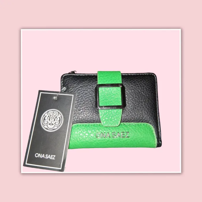 Billetera Ona Saez color negra y verde