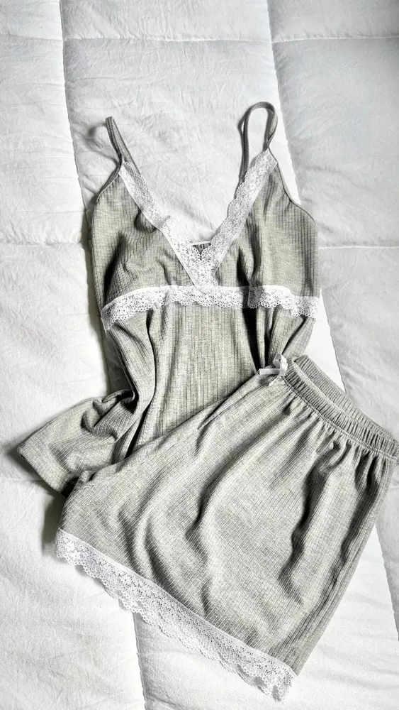 Pijama morley con tiras gris y puntilla blanca
