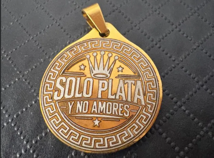 Dije grabado "Solo Plata y no Amores"