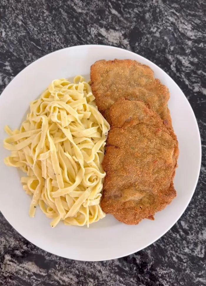 Milanesa  de pollo y fideos con mayonesa,  perejil