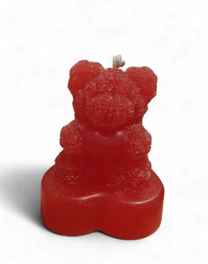 Oso rosa con base corazón.