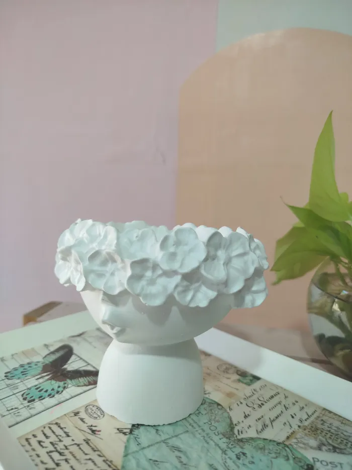 Maceta mujer con flores 2