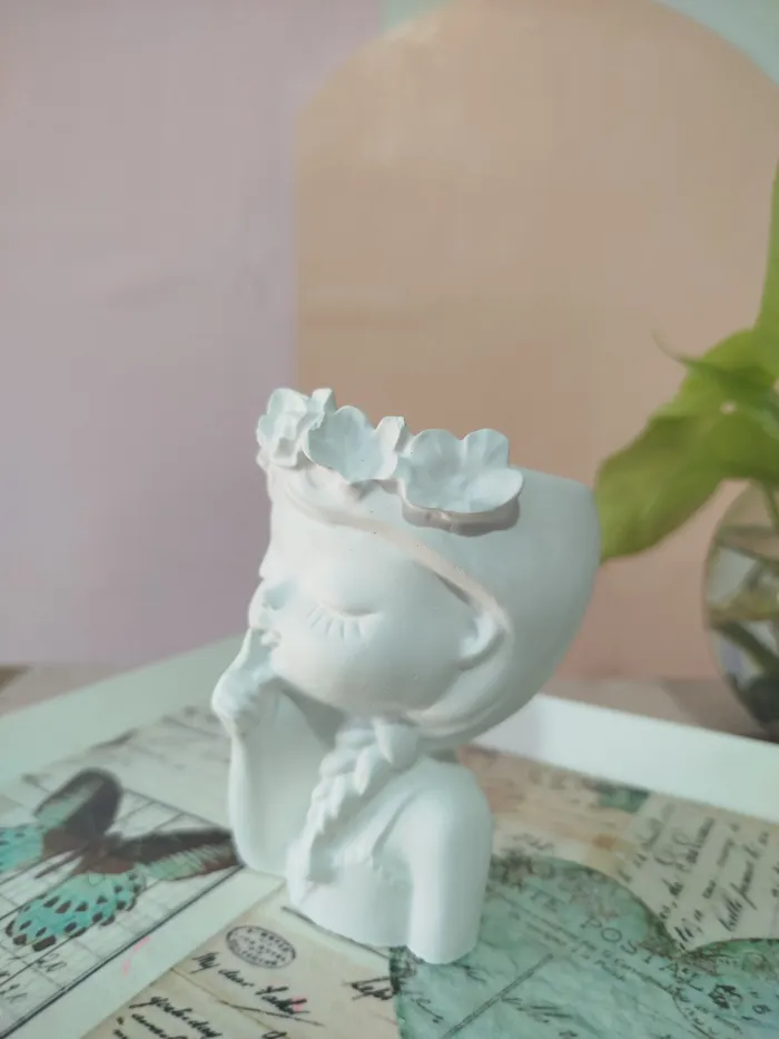 Maceta soñadora haciendo silencio