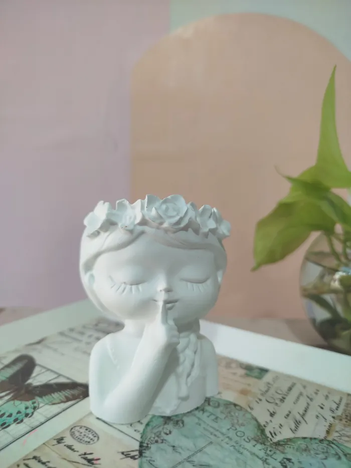 Maceta soñadora haciendo silencio 2