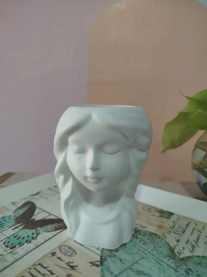 Maceta  mujer pelo largo