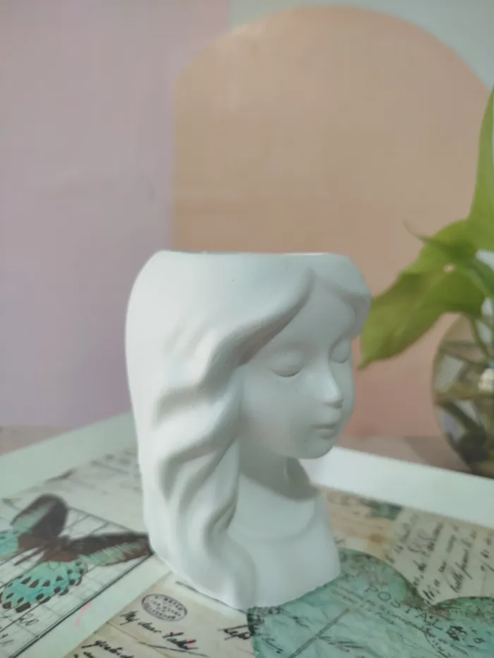 Maceta  mujer pelo largo 2